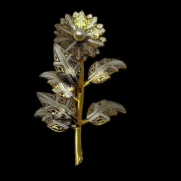 Vintage Flower Brooch Gold‎ White Enamel Accents Textured Layered Faux Pearl Pin - Picture 2 of 11